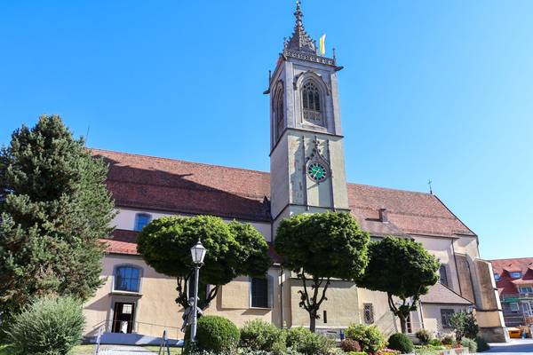 Seitenansicht der Stadtkirche St. Jakobus in Pfullendorf