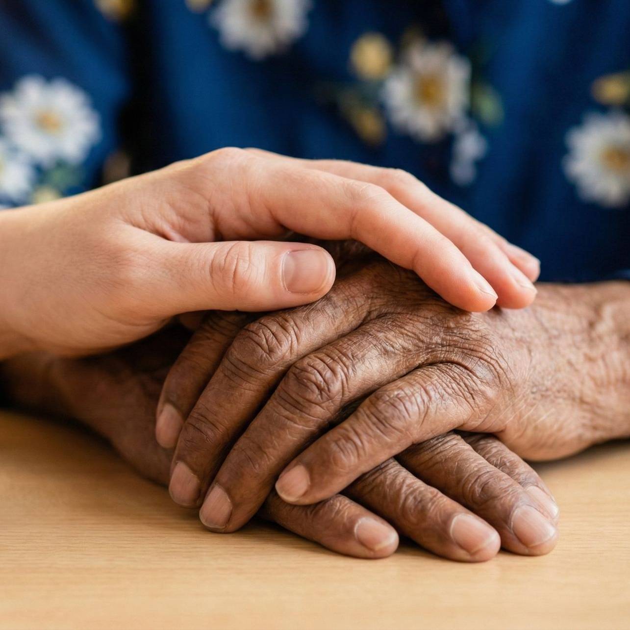 Quelle: erwinbosman auf Pixabay Eine junge Hand liegt auf einem gefalteten älteren Händepaar.