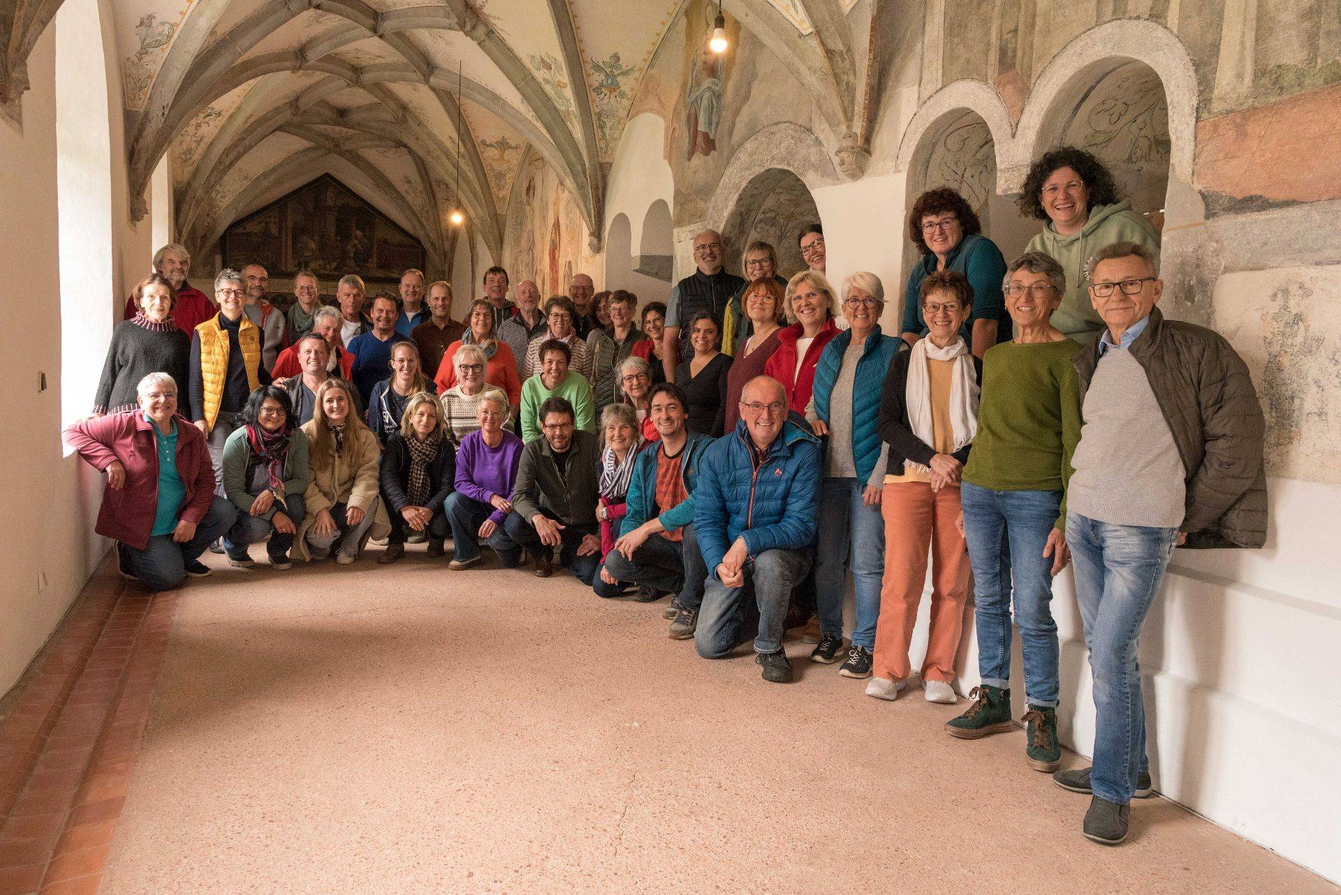 Quelle: Josef Gmeiner Der Chor, bestehend aus knapp 40 Personen, steht in einem Kreuzgang in vier Reihen für ein Gruppenbild zusammen.